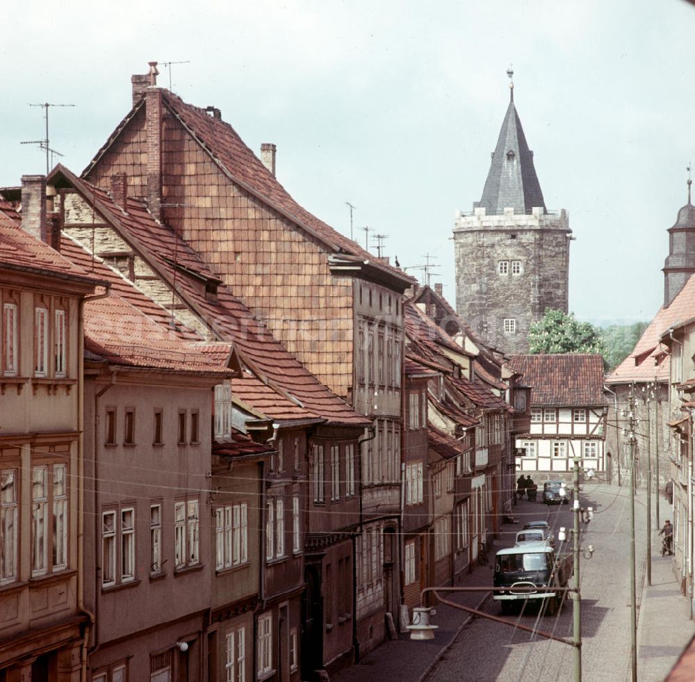 GDR photo archive: Mühlhausen - Blick durch die Holzstraße mit ihren historischen Altbauten auf den Rabenturm an der Stadtmauer von Mühlhausen.