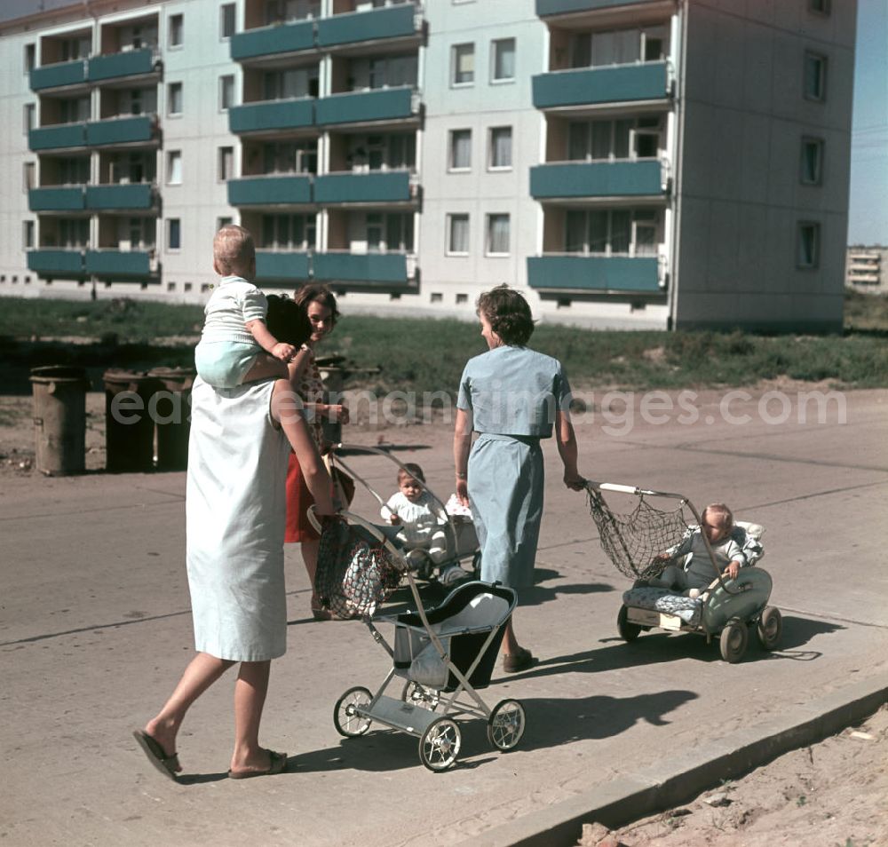 GDR photo archive: Berlin - Drei Muttis gehen mit ihren Kinderwagen und Babys in einem Neubauviertel in Berlin spazieren.