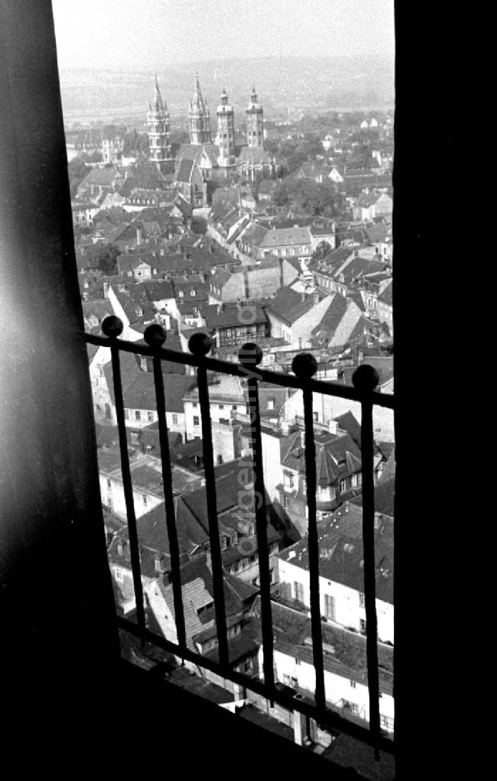 GDR photo archive: Naumburg - Blick von oben über die Dächer von Naumburg / Saale auf den Dom St. Peter und Paul.