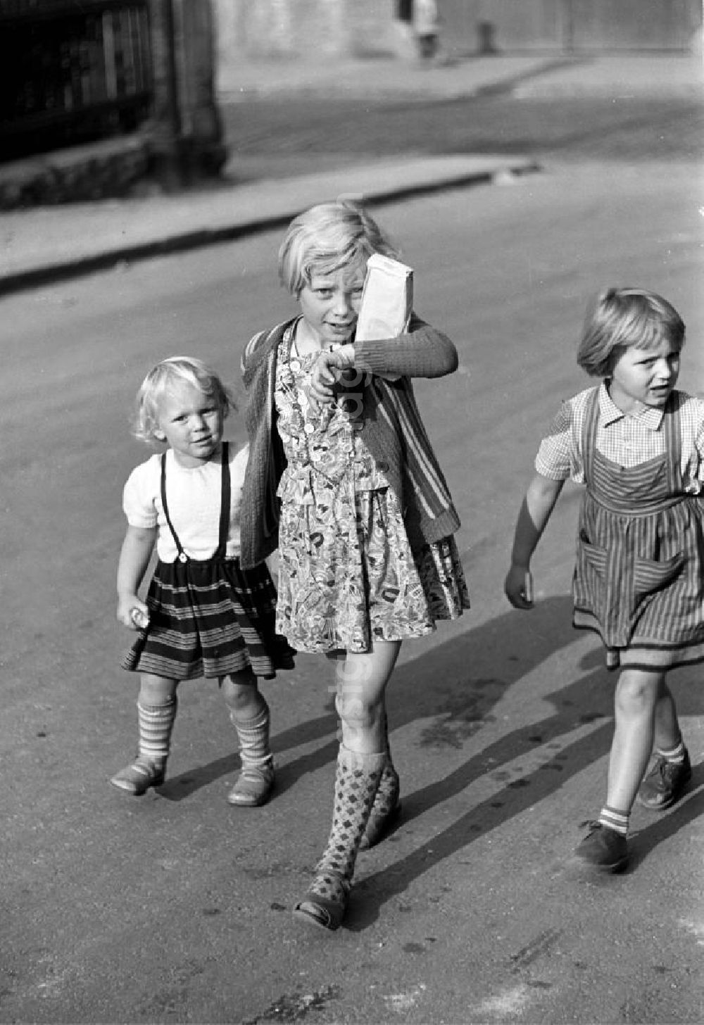 Naumburg: Drei Mädchen laufen in Naumburg / Saale die Straße entlang.
