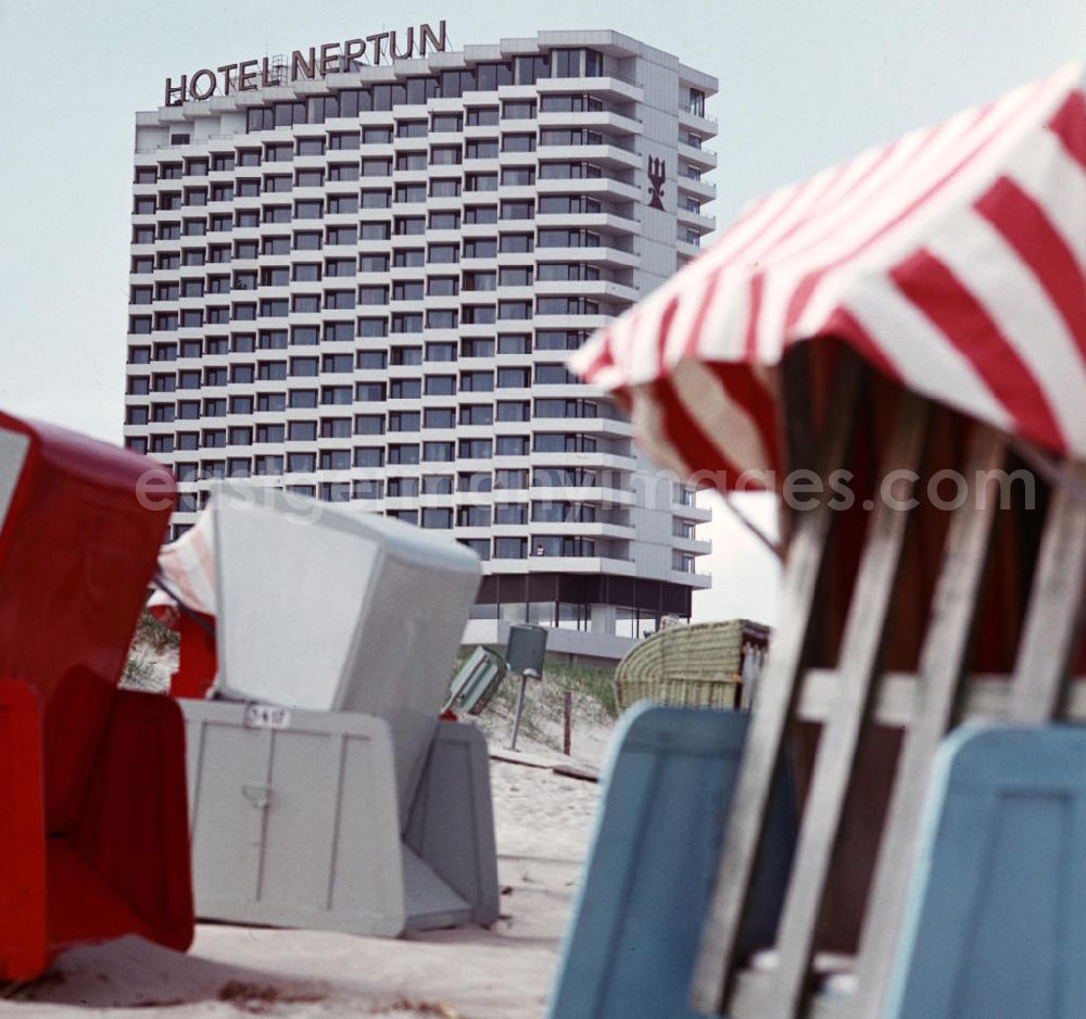 Rostock: Blick auf das Hotel Neptun am Strand von Warnemünde ein Jahr nach der Eröffnung. Obwohl das 1971 eröffnete Hotel zu den besten der DDR gehörte, wurde es - wie sonst üblich - kein Interhotel, sondern blieb bis zur Wende im Besitz der HO-Handelsorganisation. Es war bei den DDR-Bürgern sehr beliebt und bot aufgrund seiner Lage und Ausstattung mit Bars, Diskotheken, Meeresschwimmhalle und hoteleigenen Strandkörben einen abwechslungsreichen Urlaub.