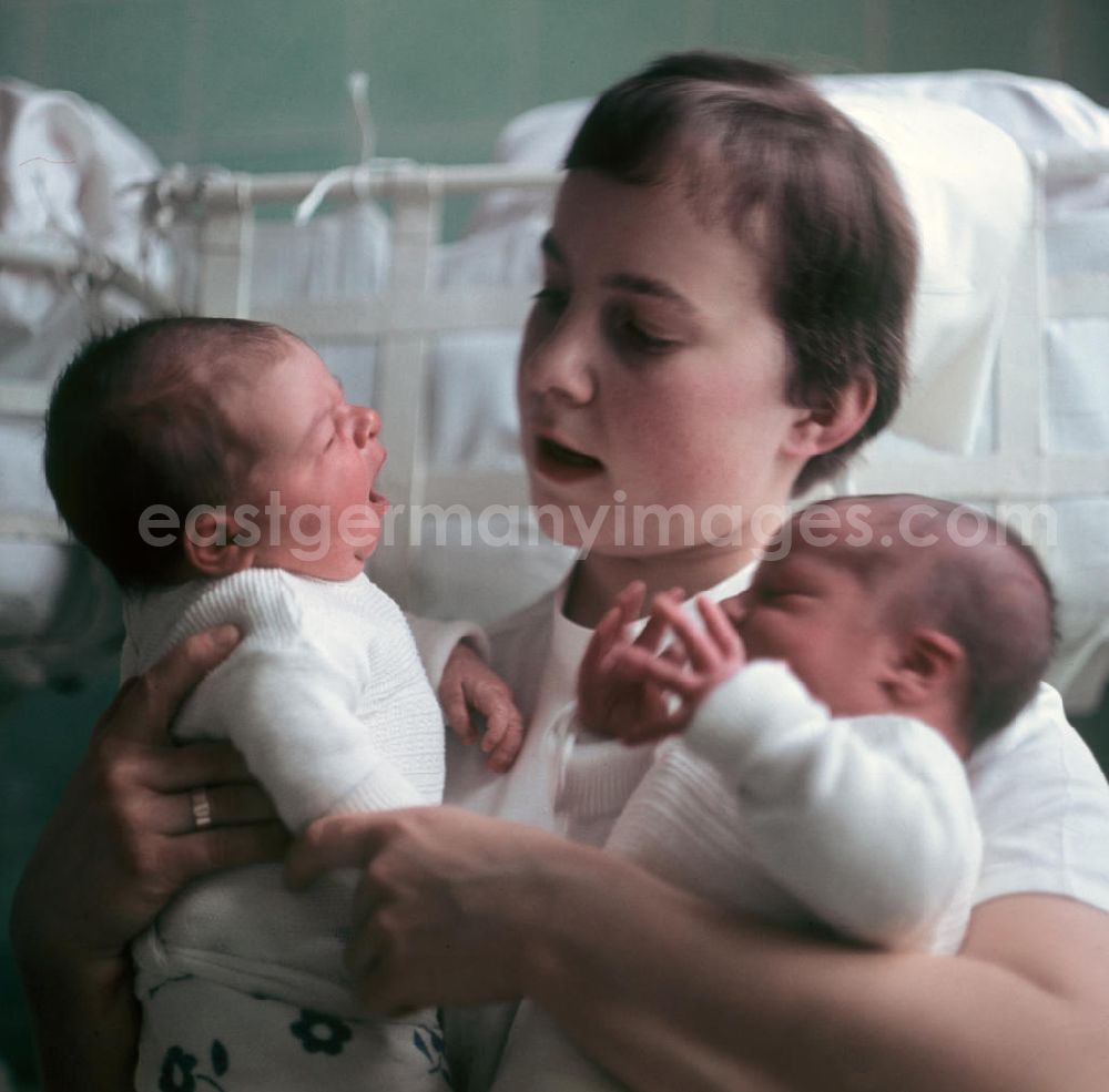 Berlin: Eine Krankenschwester in einem Krankenhaus in Berlin-Kaulsdorf hält zwei Neugeborene in ihren Armen.