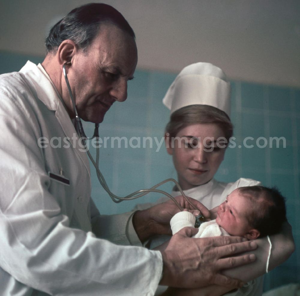 GDR image archive: Berlin - Ein Arzt in einem Krankenhaus in Berlin-Kaulsdorf untersucht ein Neugeborenes mit dem Stethoskop.