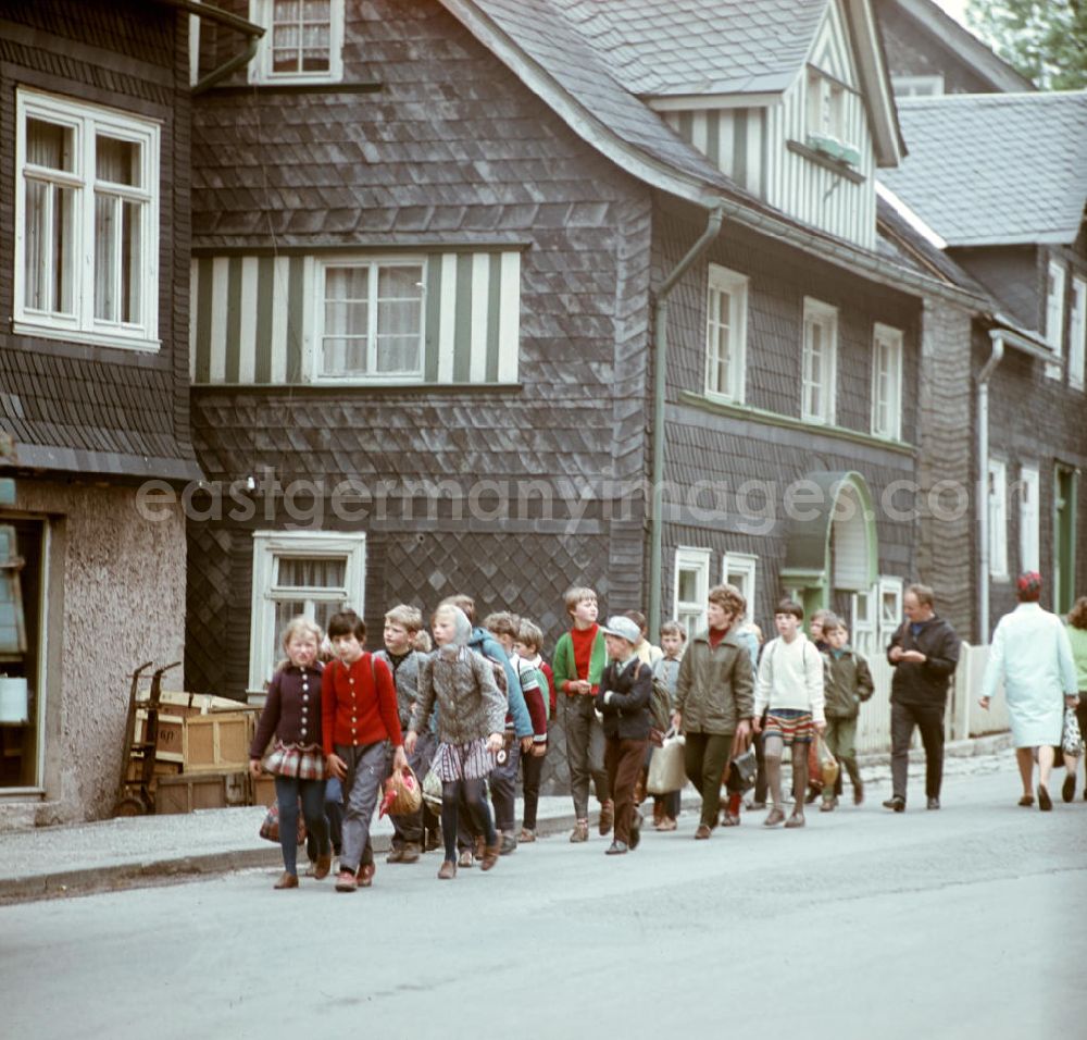GDR image archive: Neuhaus am Rennweg - Eine Schülergruppe läuft durch Neuhaus am Rennweg.