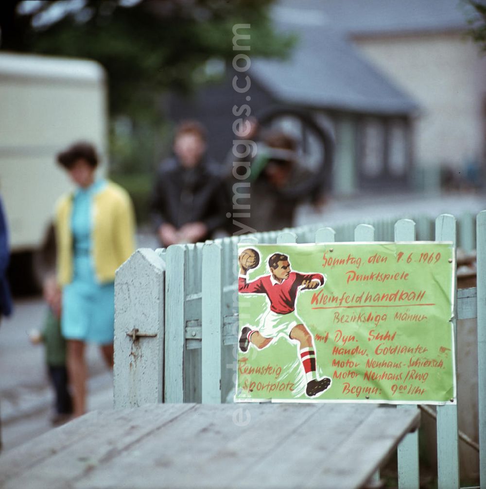 GDR photo archive: Neuhaus am Rennweg - Eine Ankündigung für ein Spiel im Feldhandball auf dem Kleinfeld ist an einem Zaun in Neuhaus am Rennweg befestigt.
