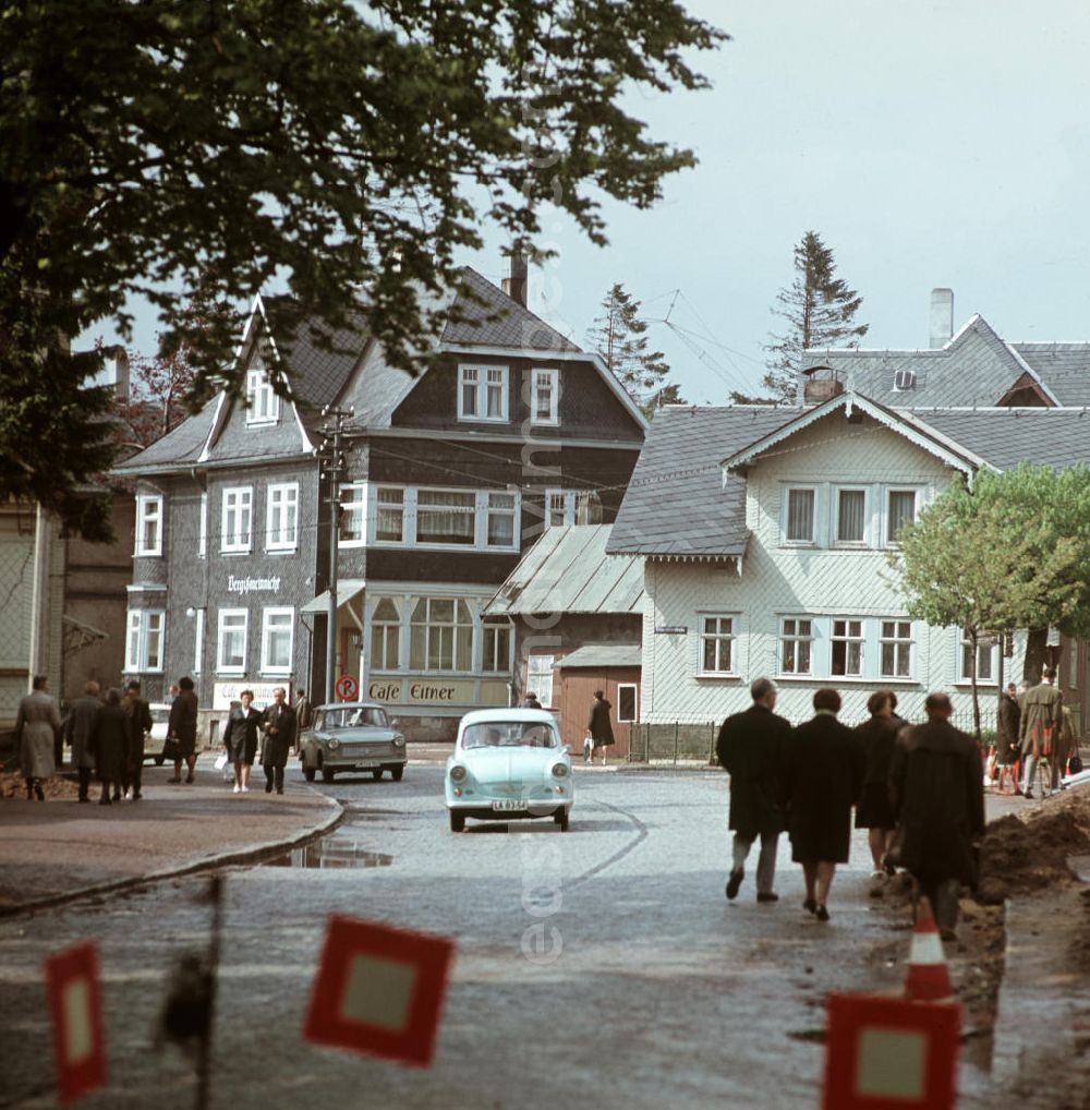 GDR photo archive: Oberhof - Fußgänger und Autos sind auf der Crawinkler Straße in Oberhof unterwegs. Im hinteren Bereich sind das Cafe Eitner und das Ferienhaus Vergißmeinnicht zu sehen. Oberhof war ein beliebtes Wintersportzentrum in der Nähe des Rennsteigs.