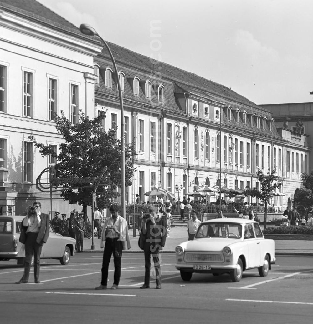 Berlin: Blick auf das Opernpalais mit dem Operncafé an Ost-Berlins beliebtester Flaniermeile Unter den Linden in Berlin.