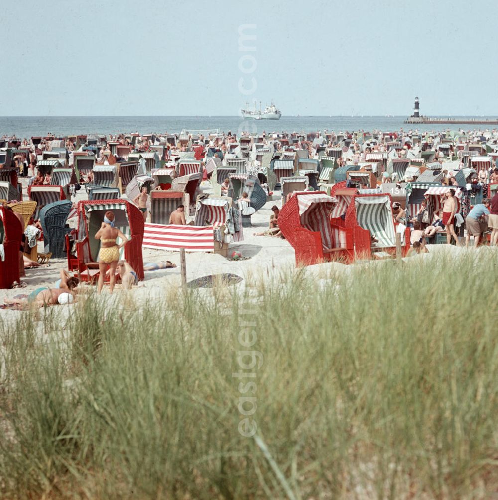 GDR photo archive: Rostock - Urlauber genießen ihren Sommerurlaub in den Strandkörben an der Ostsee bei Warnemünde.