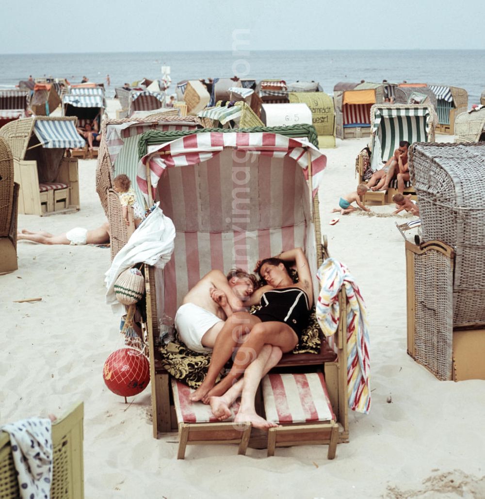 GDR picture archive: Ahlbeck - Ein Liebespaar sonnt sich in einem Strandkorb an der Ostsee in Ahlbeck.