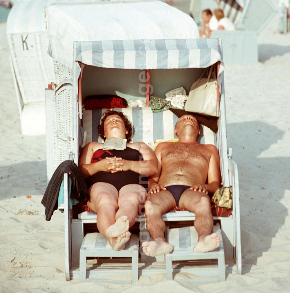 GDR image archive: Bergen - Ein Paar sonnt sich in einem Strandkorb an der Ostsee bei Bergen auf Rügen.