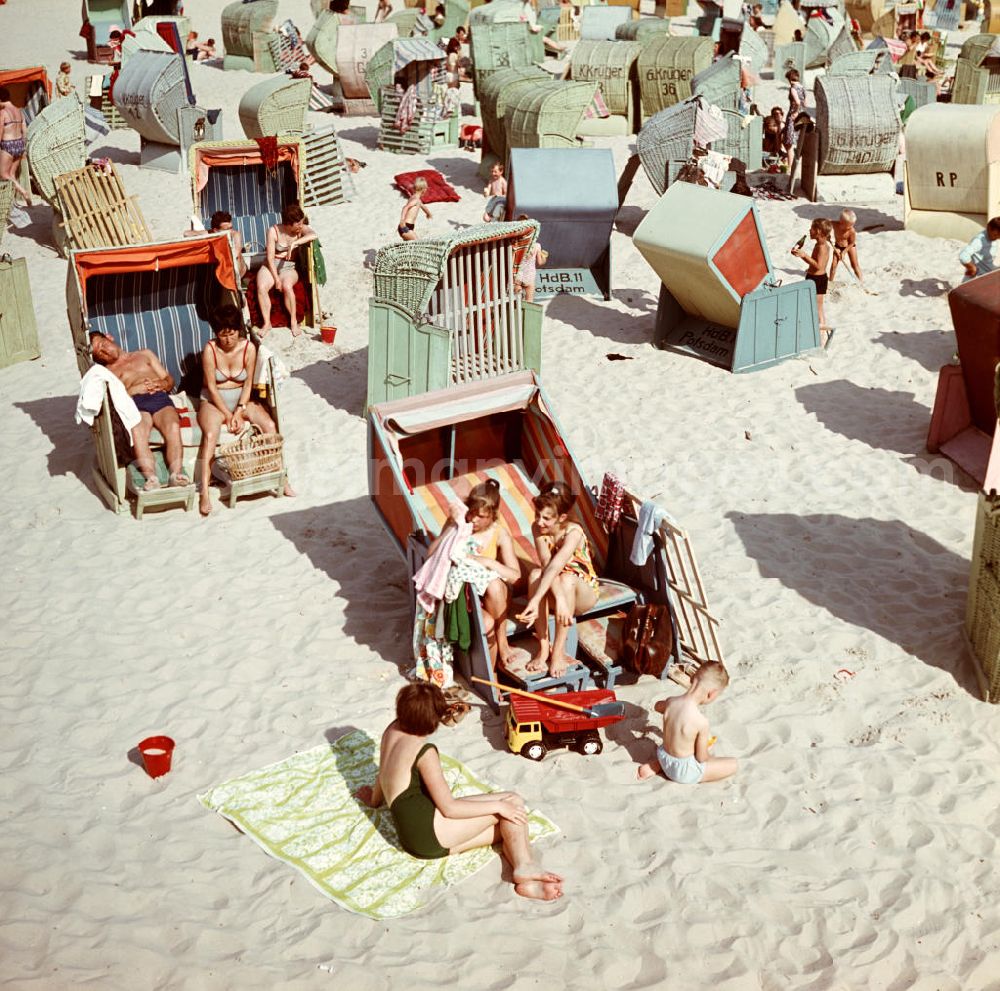 Ahlbeck: Urlauber genießen ihren Sommerurlaub in den Strandkörben am Ostseestrand bei Ahlbeck auf der Insel Usedom.