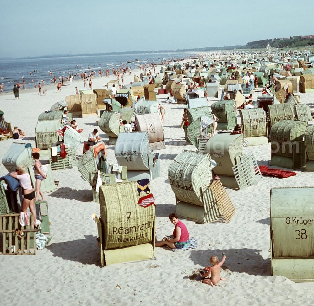 GDR image archive: Ahlbeck - Urlauber genießen ihren Sommerurlaub in den Strandkörben am Ostseestrand bei Ahlbeck auf der Insel Usedom.