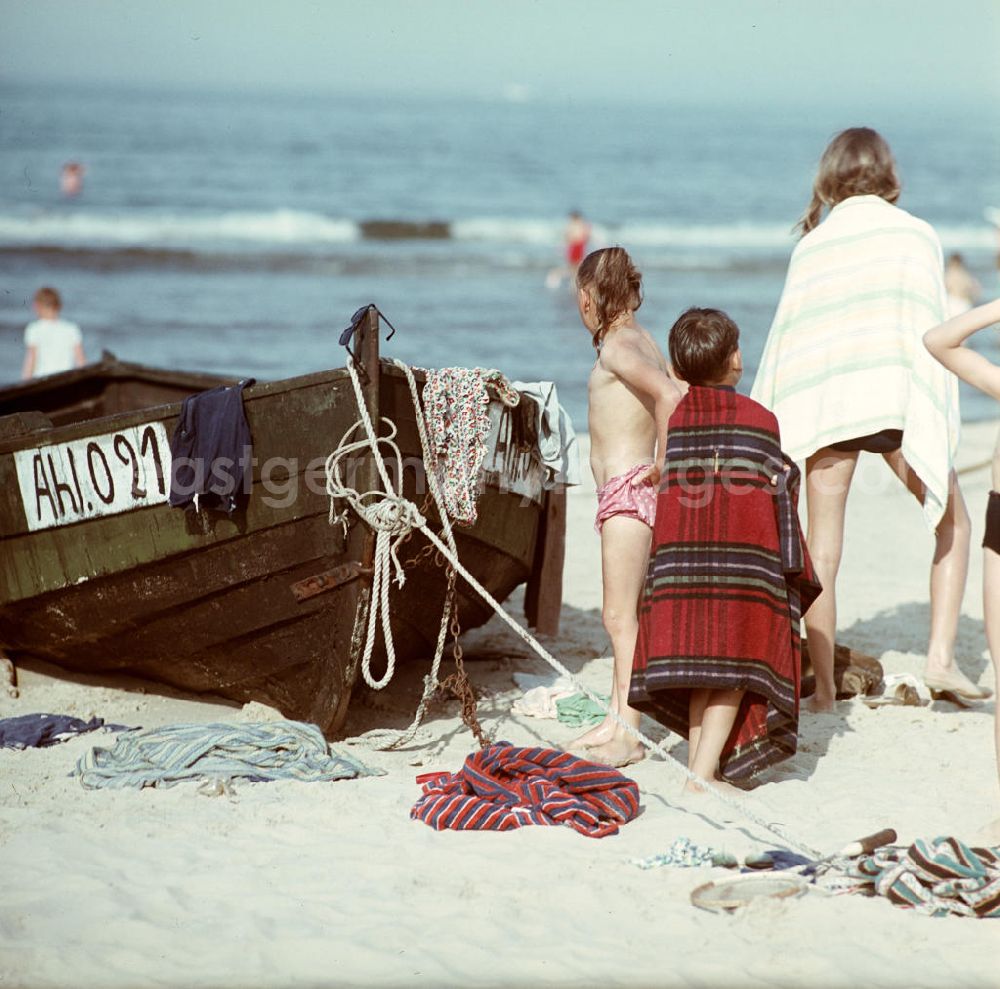 GDR photo archive: Ahlbeck - Kinder am Ostseestrand bei Ahlbeck auf der Insel Usedom.