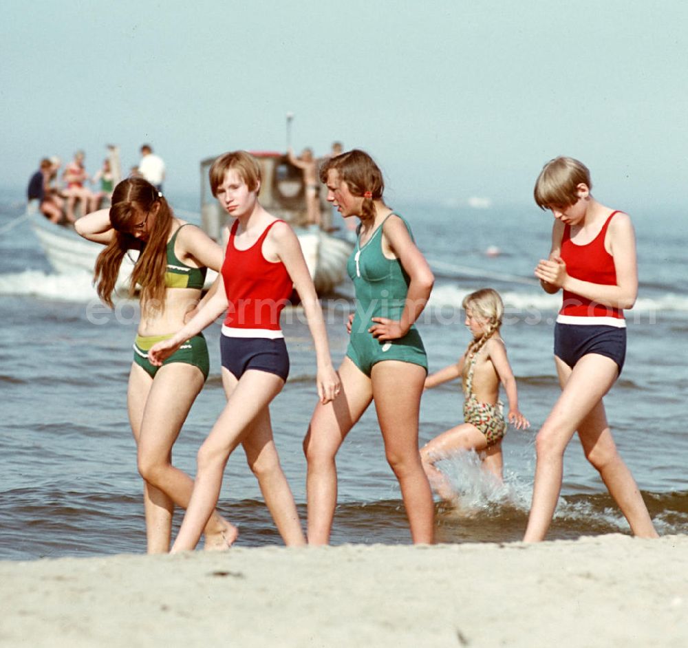 GDR picture archive: Ahlbeck - Junge Mädchen gehen am Ostseestrand bei Ahlbeck auf der Insel Usedom spazieren.