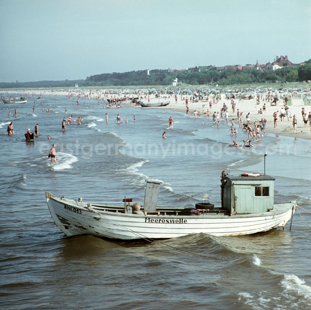 GDR picture archive: Ahlbeck - Urlauber genießen ihren Sommerurlaub am Ostseestrand bei Ahlbeck auf der Insel Usedom.