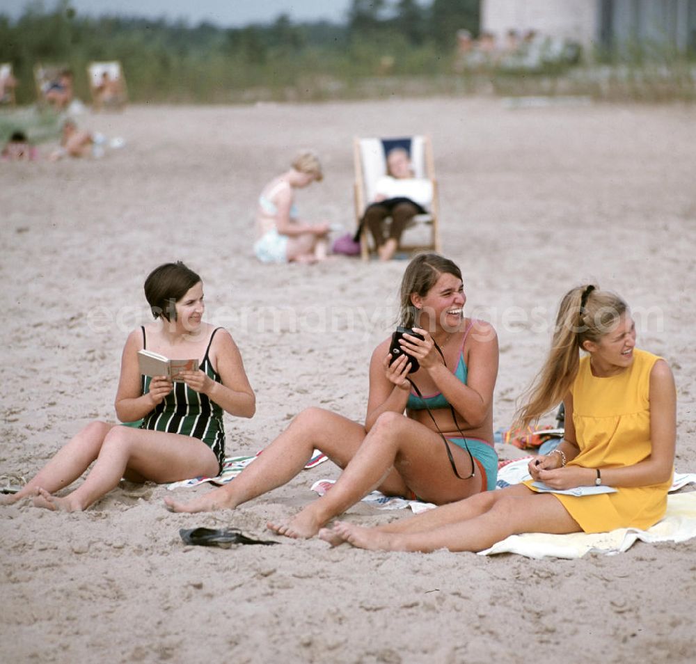 GDR image archive: Sestrorezk - Ferienanlage / Erholungsgebiet / Kuranlage Pension Düne an der Karelischen Landenge am Finnischen Meerbusen der Ostsee. Drei junge Frauen sitzen am Strand.