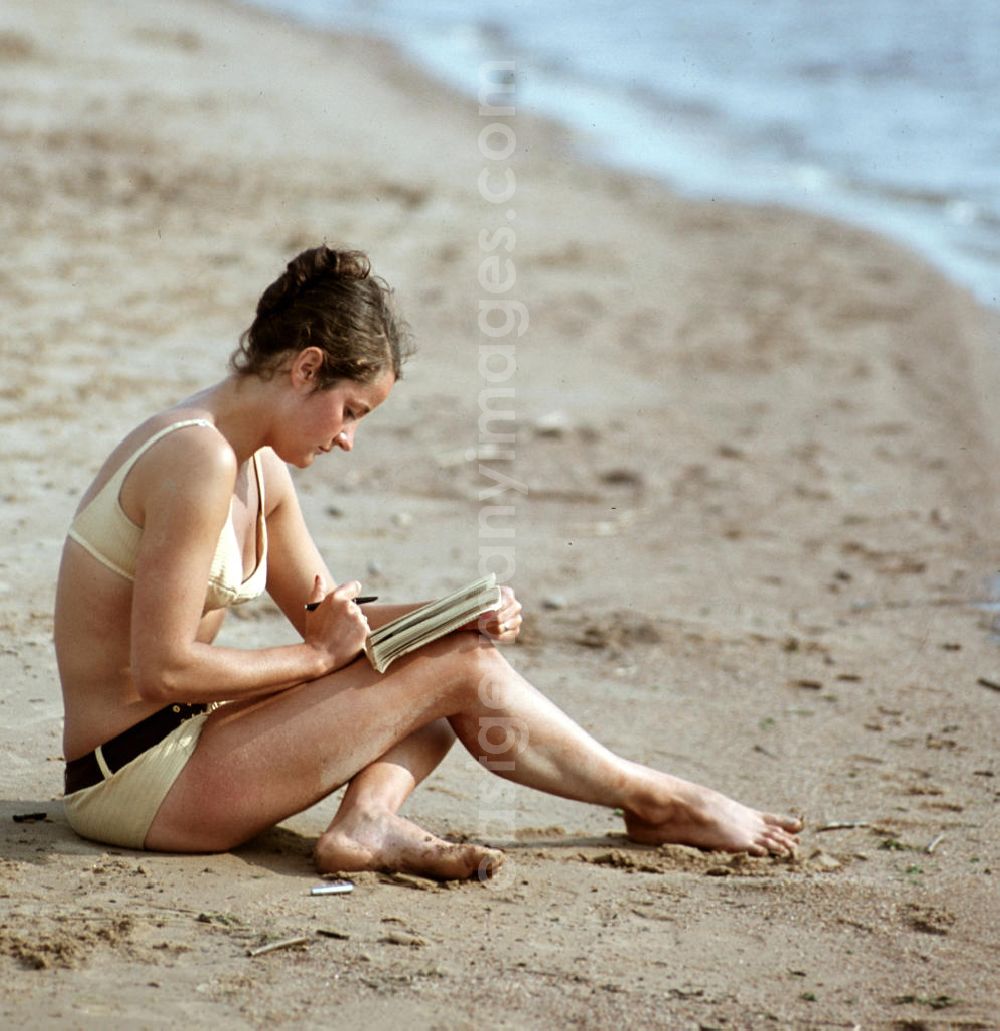 GDR image archive: Sestrorezk - Ferienanlage / Erholungsgebiet / Kuranlage Pension Düne an der Karelischen Landenge am Finnischen Meerbusen der Ostsee. Lesende junge Frau am Strand.