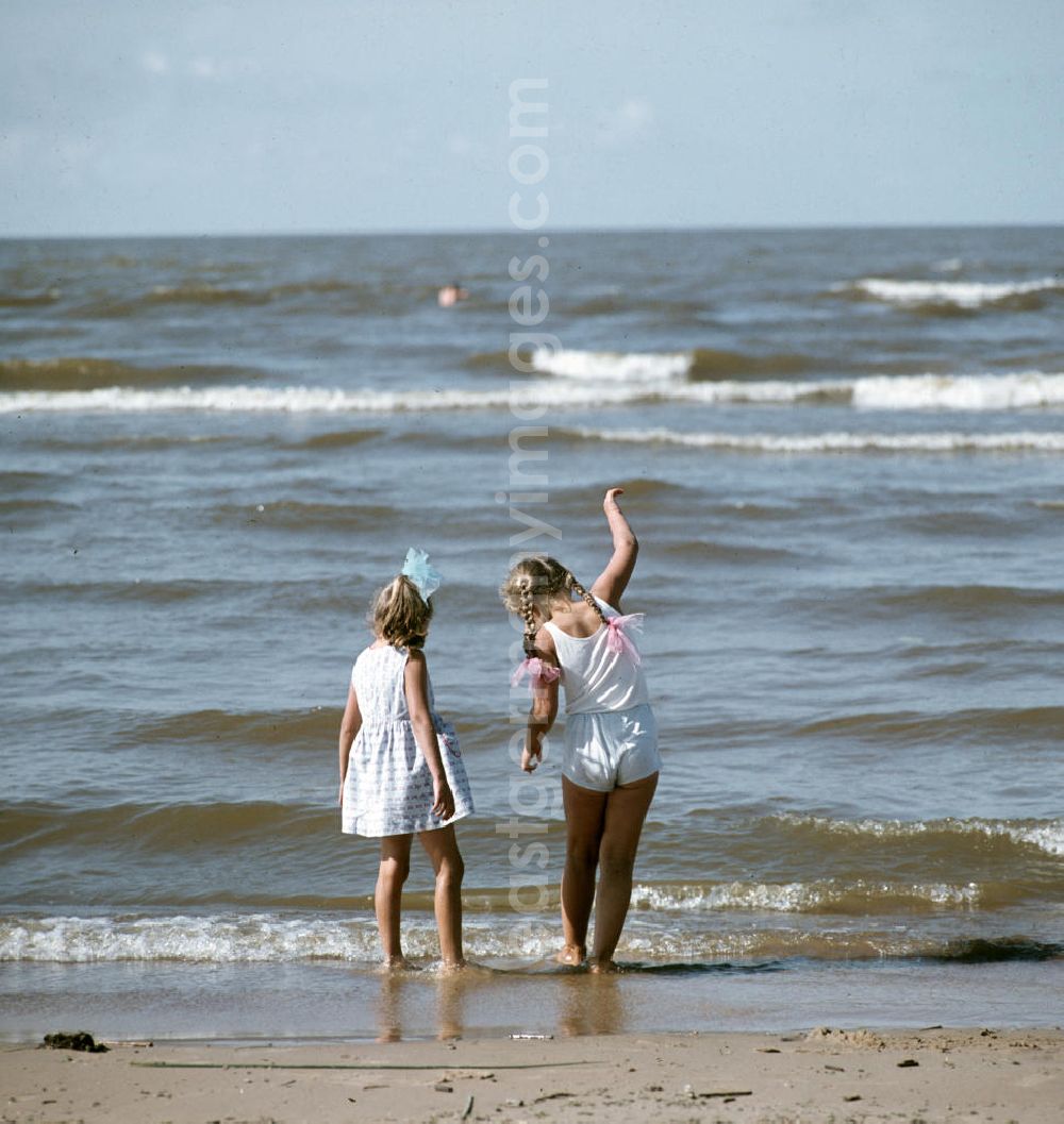 GDR photo archive: Sestrorezk - Ferienanlage / Erholungsgebiet / Kuranlage Pension Düne an der Karelischen Landenge am Finnischen Meerbusen der Ostsee. Zwei Mädchen baden mit den Füßen.