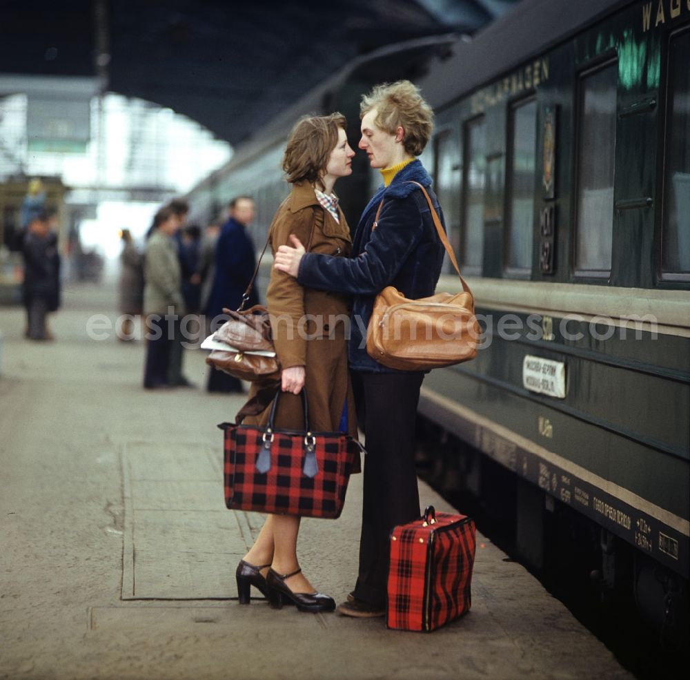 GDR image archive: Berlin - Young couple on a platform at a train at Ostbahnhof in Berlin