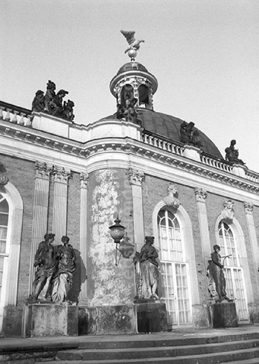 GDR photo archive: Potsdam - Figures at the New Palace on the west side of the park Sanssouci in Potsdam