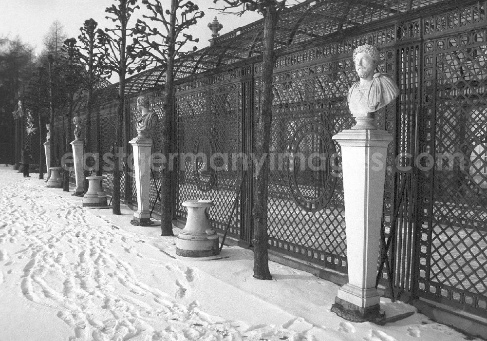 GDR picture archive: Potsdam - Busts of arcades and pavilions grid in Sanssouci Park in Potsdam