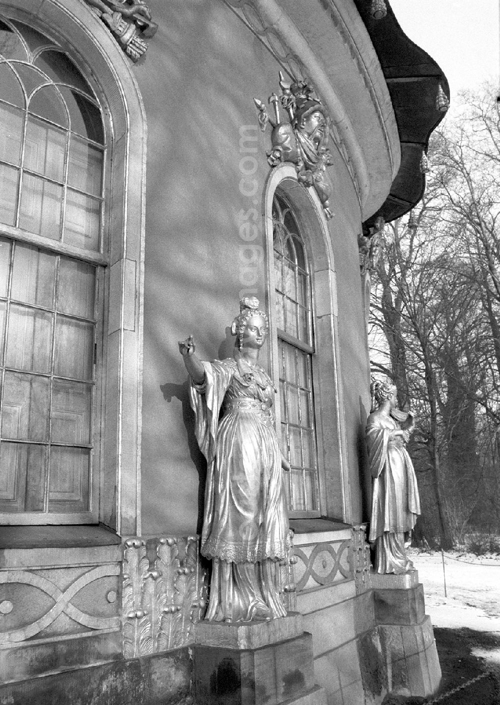 Potsdam: Group of figures at the Chinese Tea House in Sanssouci Park in Potsdam