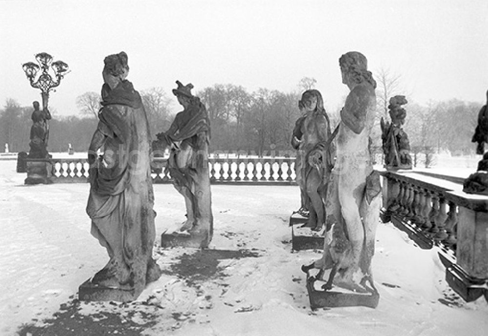 GDR photo archive: Potsdam - Figures at the New Palace on the west side of the park Sanssouci in Potsdam