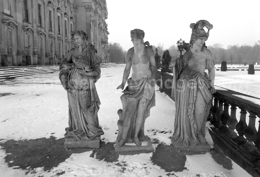 GDR picture archive: Potsdam - Figures at the New Palace on the west side of the park Sanssouci in Potsdam