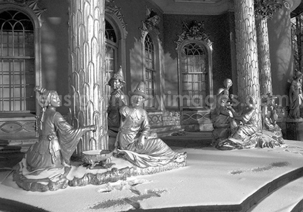 GDR photo archive: Potsdam - Group of figures at the Chinese Tea House in Sanssouci Park in Potsdam