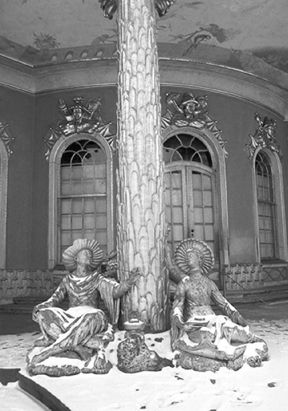 GDR image archive: Potsdam - Group of figures at the Chinese Tea House in Sanssouci Park in Potsdam