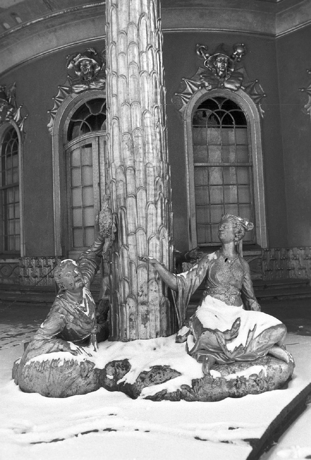 Potsdam: Group of figures at the Chinese Tea House in Sanssouci Park in Potsdam