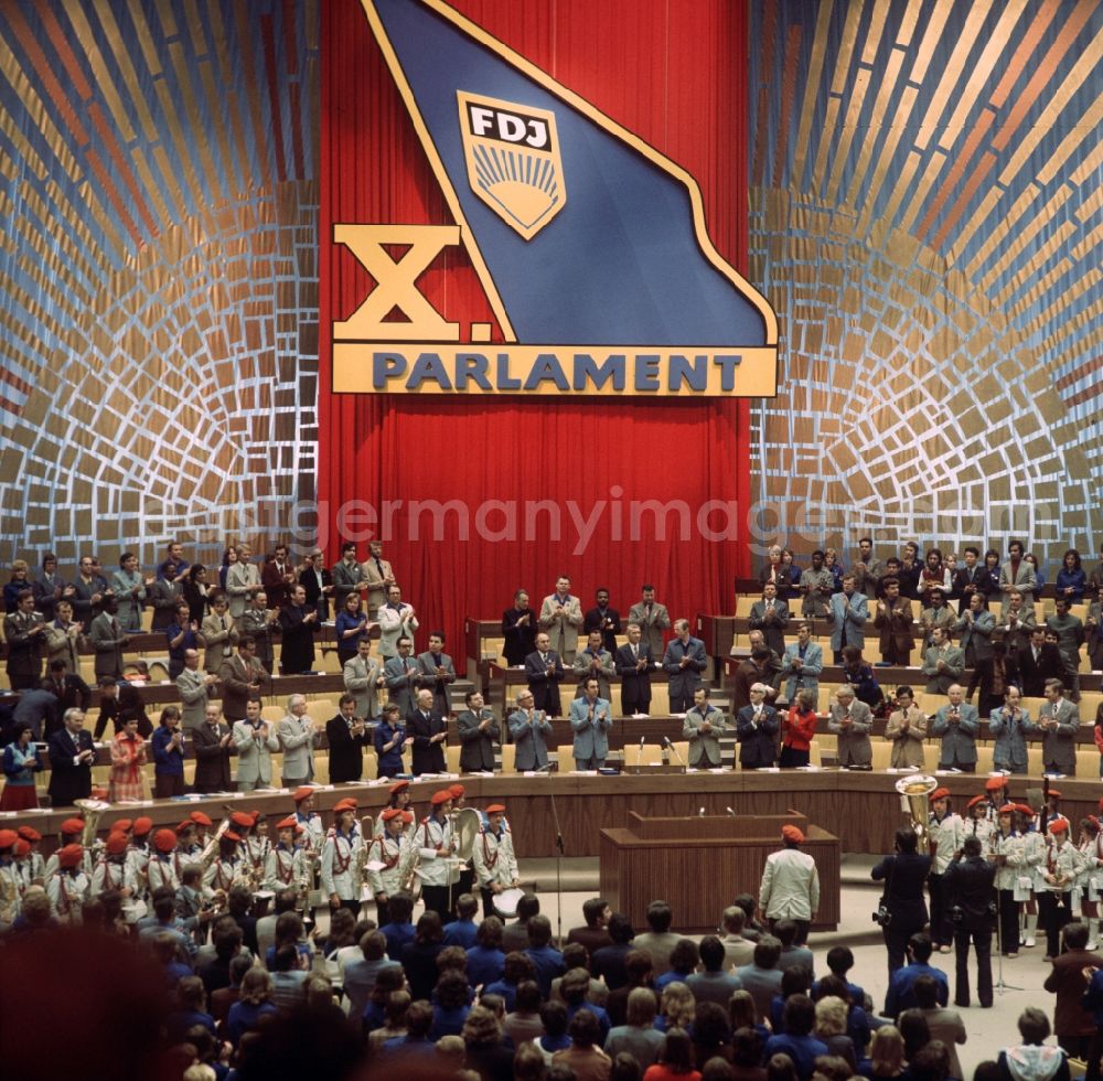 GDR photo archive: Berlin - GDR government, guests and the FDJ and pioneer brass orchestra Lucka for X. Parliament of the FDJ (Free German Youth) in the Palace of the Republic in Berlin