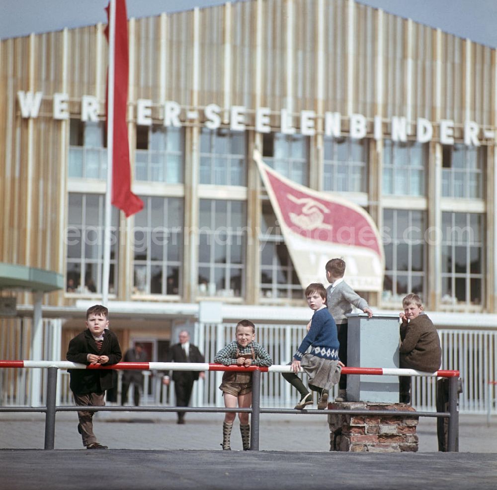 Berlin: Delegierte aus allen Bezirken der DDR treffen sich vom 17. bis 22.4.1967 zum Parteitag der SED in der Werner-Seelenbinder-Halle in Berlin - hier Kinder an einer Absperrung an dem Parkplatz vor der Halle. Thema des Parteitages war unter anderem der Vietnam-Krieg. Die Halle wurde 1992 abgerissen.