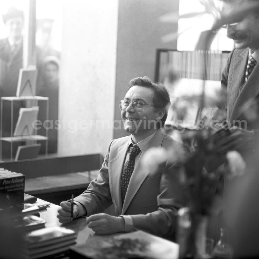 GDR image archive: Berlin - Der Sänger und Dirigent Peter Schreier bei einer Autogrammstunde im Berliner Kunstsalon.