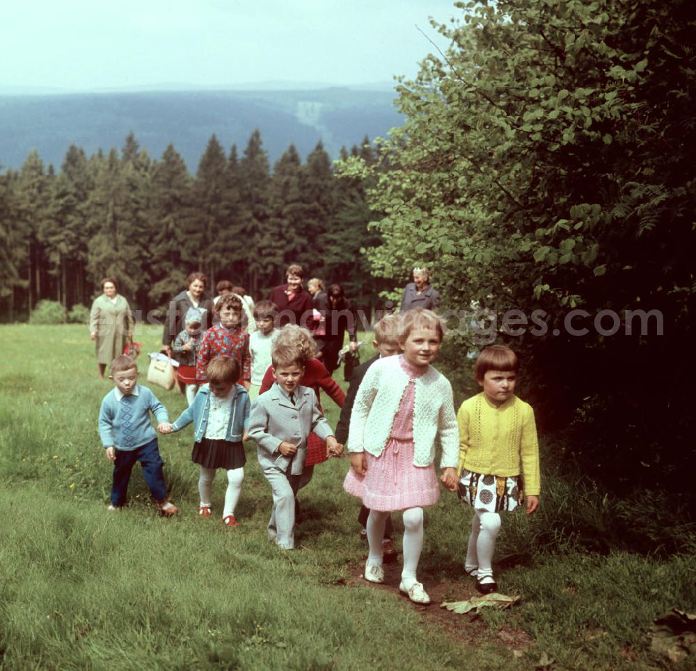 GDR image archive: Masserberg - Kinder und Frauen gehen im Thüringer Wald bei Masserberg spazieren, zum Pfingstfest tragen sie festliche Kleidung. Der Thüringer Wald mit seinen Wander- und Erholungsmöglichkeiten war ein beliebtes Ausflugs- und Urlaubsziel in der DDR.