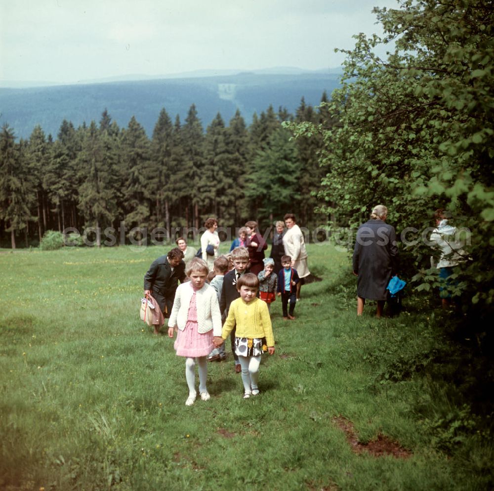 Masserberg: Kinder und Frauen gehen im Thüringer Wald bei Masserberg spazieren, zum Pfingstfest tragen sie festliche Kleidung. Der Thüringer Wald mit seinen Wander- und Erholungsmöglichkeiten war ein beliebtes Ausflugs- und Urlaubsziel in der DDR.