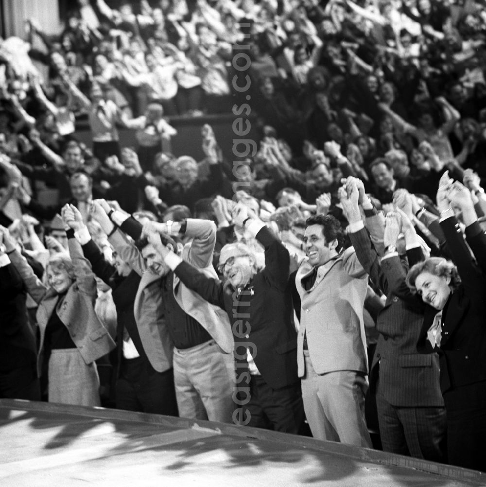 GDR photo archive: Berlin - Guenther Jahn (front row l - r ) , Erich Honecker , Egon Krenz and other functionaries of the GDR party and government leaders move with arms raised hand in hand with the music during the solemn ceremony marking the 25th pioneer birthday in the old Friedrichstadtpalast in Berlin, the former capital of the GDR, German Democratic Republic