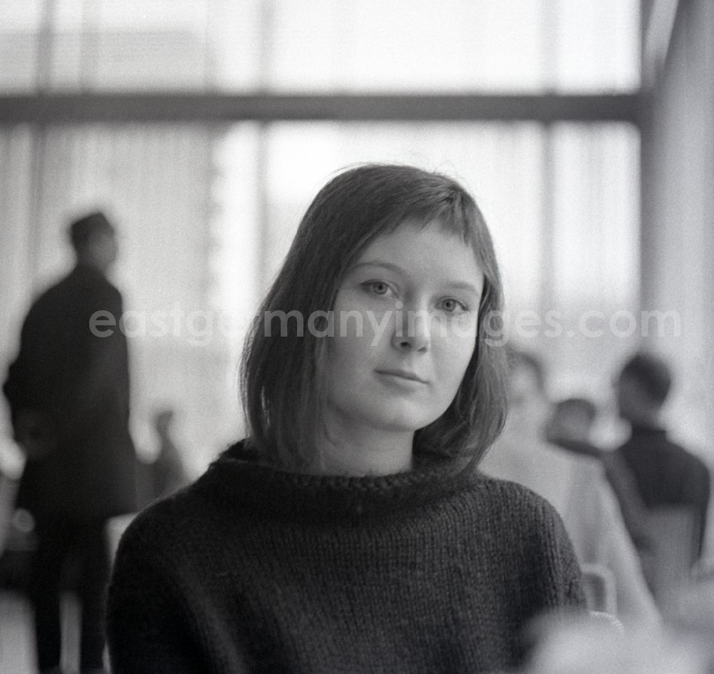 GDR picture archive: Berlin - Portrait of actress Christine Lechle in Eastberlin on the territory of the former GDR, German Democratic Republic