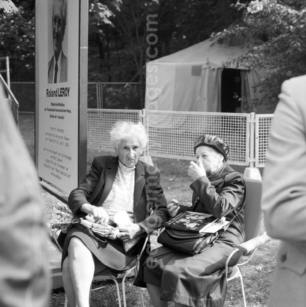 GDR photo archive: Berlin - Zwei Seniorinnen machen auf dem Pressefest der Tageszeitung Neues Deutschland ( ND ) in Berlin eine Pause.