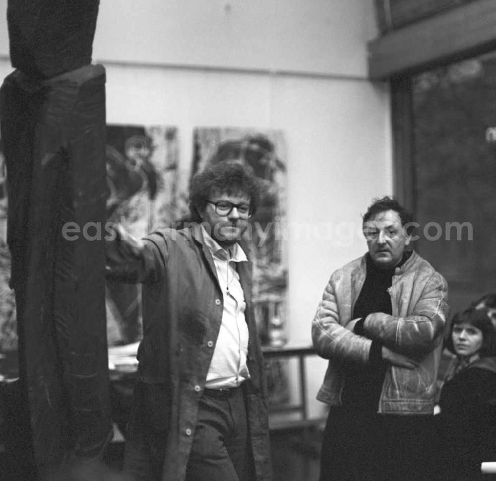 GDR picture archive: Berlin - Der Holzgestalter Prof. Hans Brockhage (r.) und der Maler Gregor- Torsten Kozik auf einer Ausstellung in der Galerie Unter den Linden ( UdL ) in Berlin.