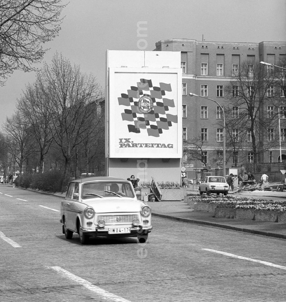 GDR image archive: Berlin - Mit einer großen Schautafel - sogenannte Sichtwerbung - wird für den IX. Parteitag der Sozialistischen Einheitspartei Deutschlands (SED) in Berlin geworben.