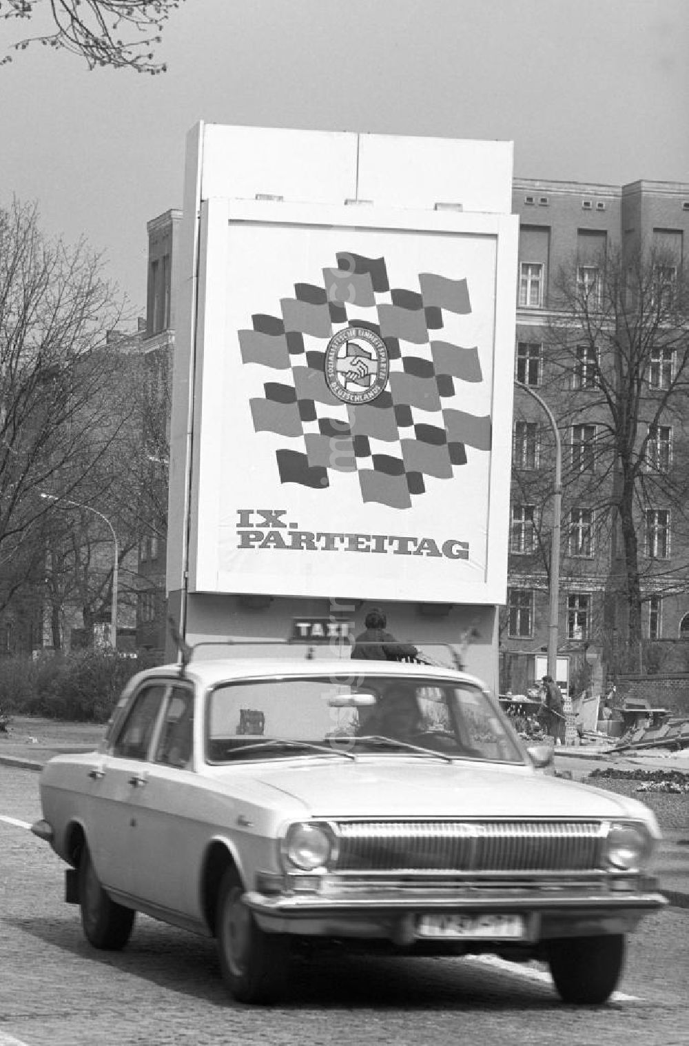GDR photo archive: Berlin - Mit einer großen Schautafel - sogenannte Sichtwerbung - wird für den IX. Parteitag der Sozialistischen Einheitspartei Deutschlands (SED) in Berlin geworben.