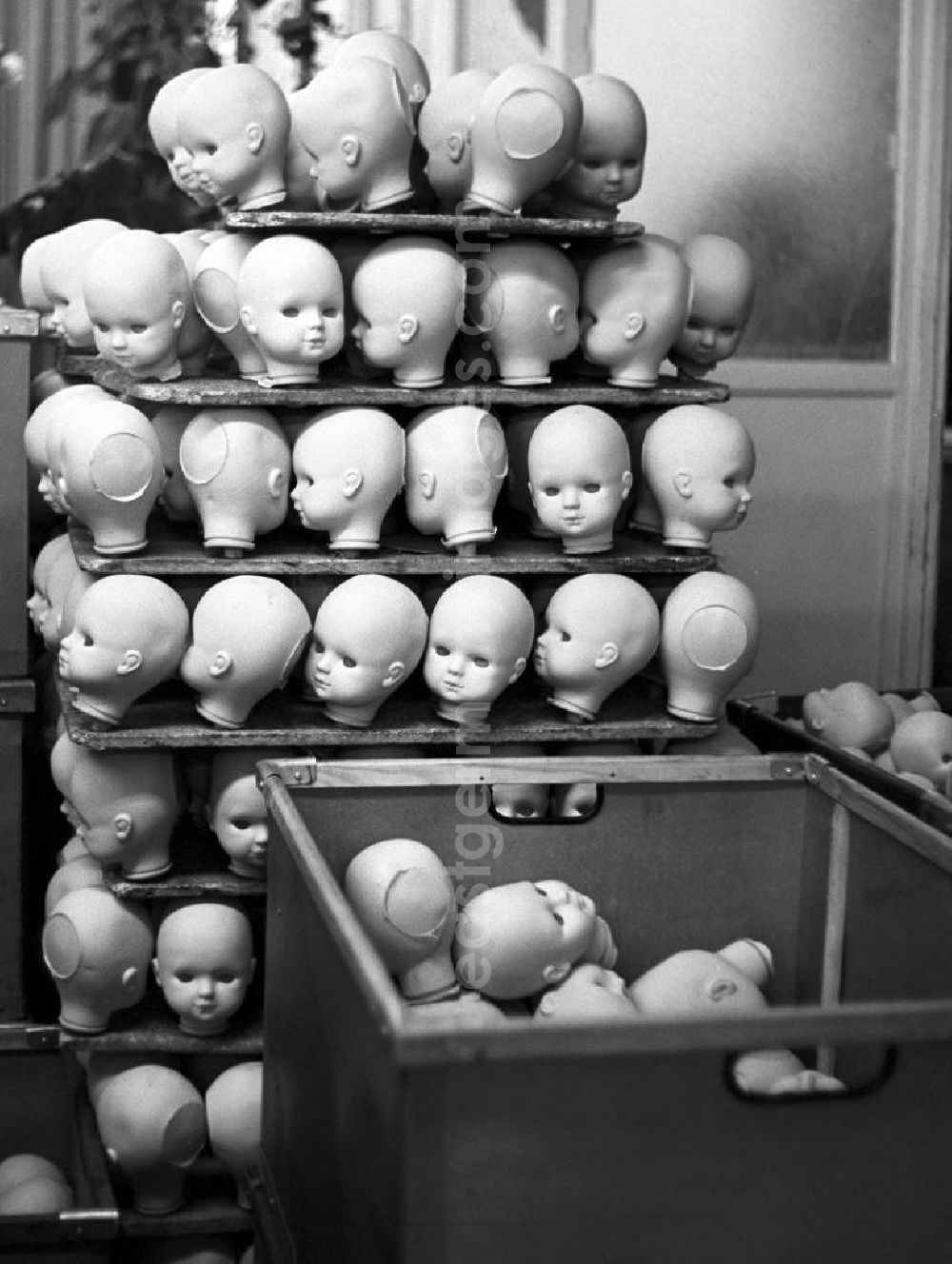 GDR picture archive: Sonneburg - Im VEB Kombinat Spielwaren Sonneberg sonni liegen Puppenköpfe zum Einsatz bereit. Die Sonneberger Puppen waren nicht nur in der DDR beliebt, sondern trugen den Namen der Stadt in alle Welt.