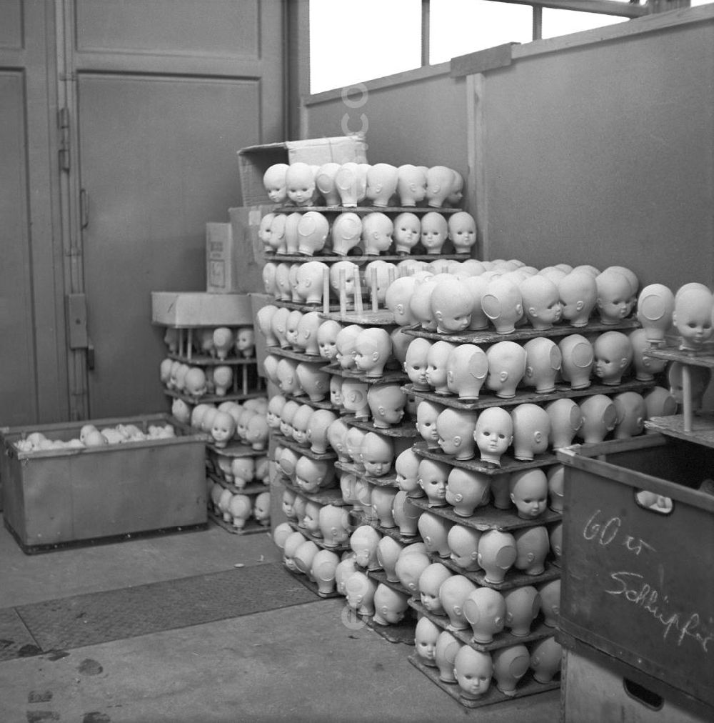 GDR image archive: Sonneburg - Im VEB Kombinat Spielwaren Sonneberg sonni liegen Puppenköpfe zum Einsatz bereit. Die Sonneberger Puppen waren nicht nur in der DDR beliebt, sondern trugen den Namen der Stadt in alle Welt.