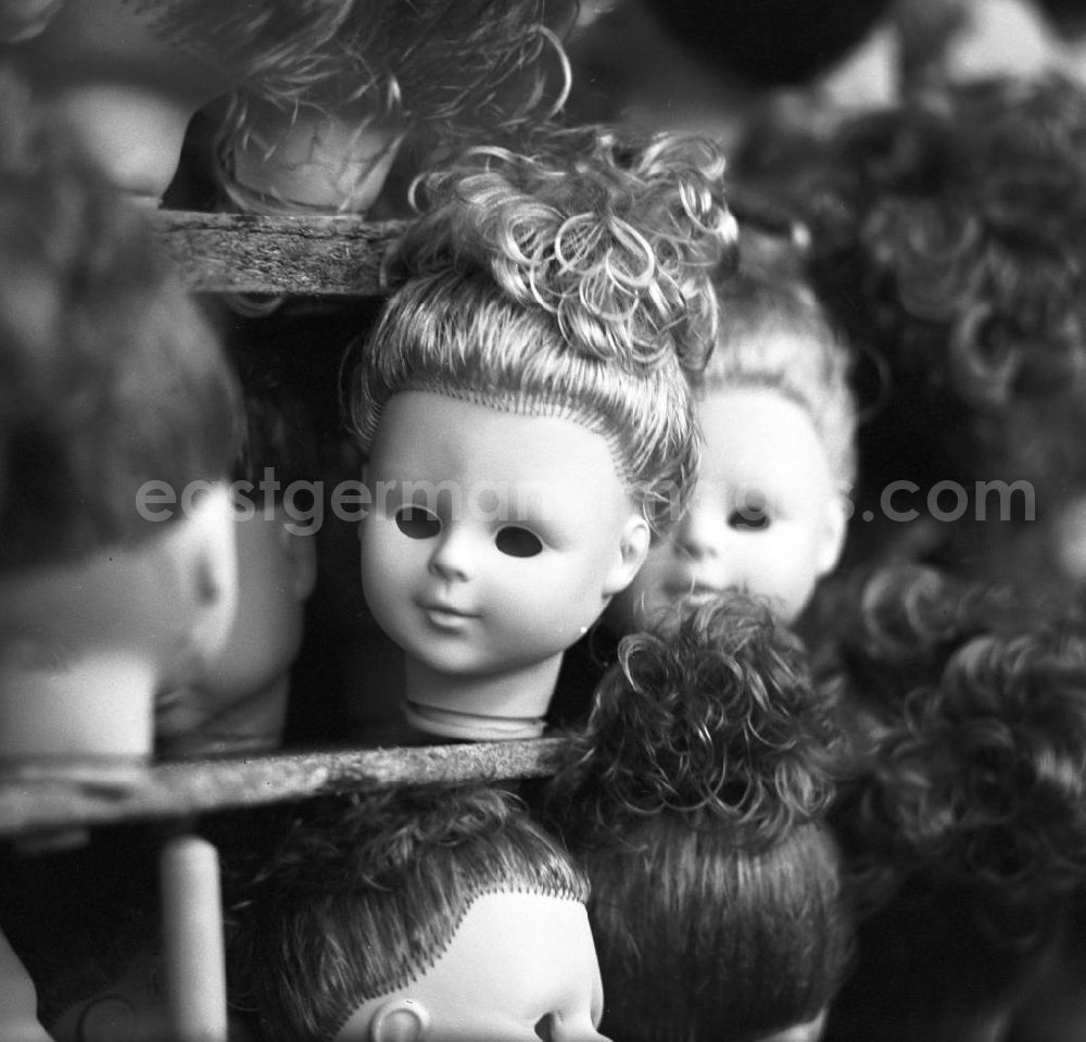 GDR photo archive: Sonneburg - Im VEB Kombinat Spielwaren Sonneberg sonni liegen Puppenköpfe mit Haaren zum Einsatz bereit. Die Sonneberger Puppen waren nicht nur in der DDR beliebt, sondern trugen den Namen der Stadt in alle Welt.