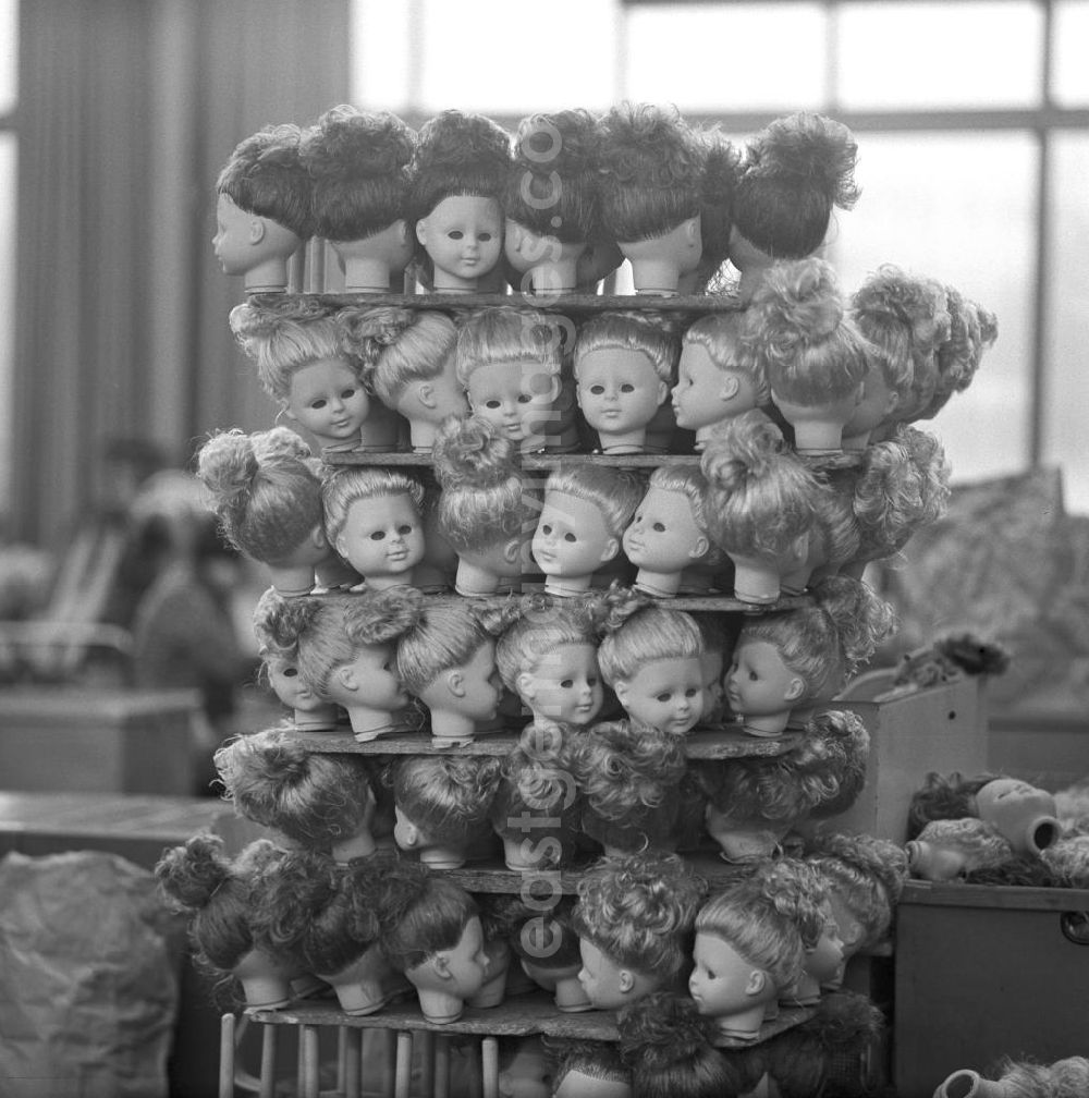 Sonneburg: Im VEB Kombinat Spielwaren Sonneberg sonni liegen Puppenköpfe mit Haaren zum Einsatz bereit. Die Sonneberger Puppen waren nicht nur in der DDR beliebt, sondern trugen den Namen der Stadt in alle Welt.