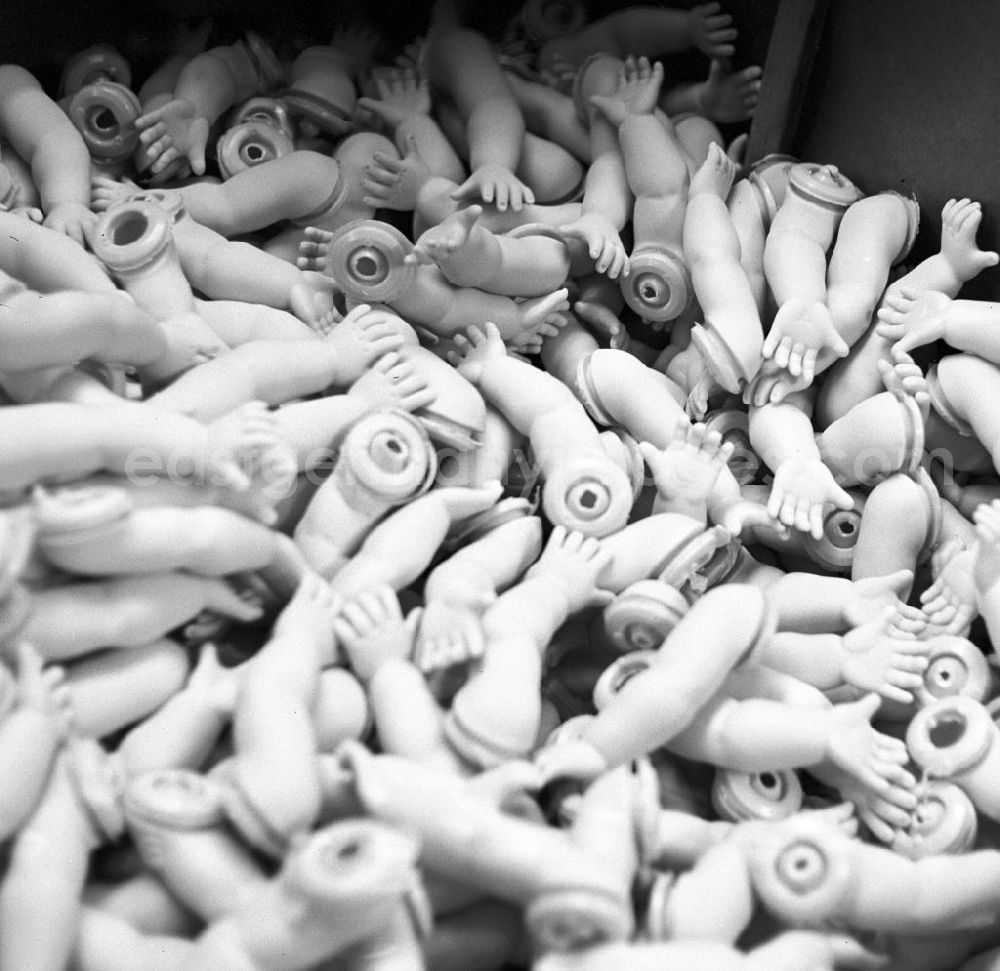GDR picture archive: Sonneburg - Eine Kiste mit Puppenarmen steht im VEB Kombinat Spielwaren Sonneberg sonni zum Einsatz bereit. Die Sonneberger Puppen waren nicht nur in der DDR beliebt, sondern trugen den Namen der Stadt in alle Welt.