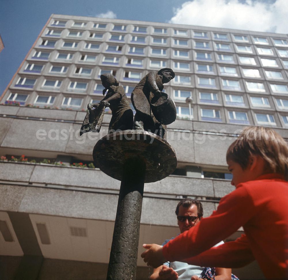 GDR image archive: Berlin - Im Innenhof der Rathauspassagen in Berlin-Mitte steht seit 1972 der Brunnen Berliner Typen des bekannten Bildhauers Gerhard Thieme.