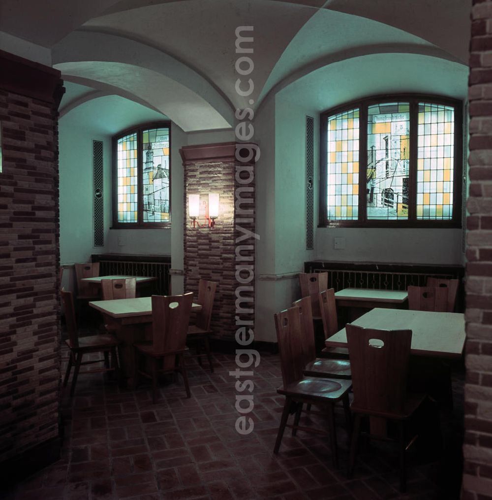 Berlin: Die Glasmalerei auf einem Fenster im Ratskeller des Roten Rathauses in Berlin zeigt die historische Gaststätte Zum Nußbaum im Nikolaiviertel. Der Bier- und Weinkeller im Roten Rathaus, zu DDR-Zeiten bekannt als Ratskeller, ist 1991 geschlossen worden.