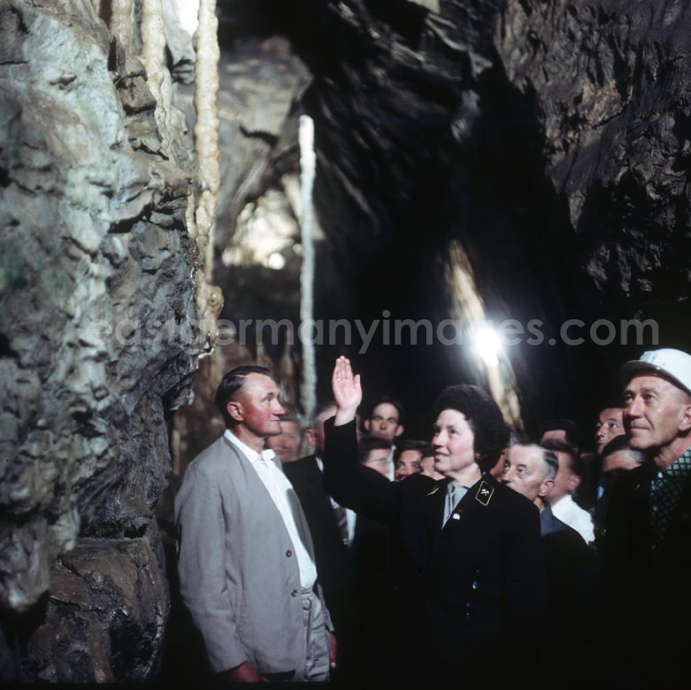 GDR picture archive: Rübeland - Ein Führer zeigt einer Besuchergruppe die Baumannshöhle in Rübeland.